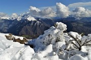 55 Salgo seguendo il filo di cresta con vista verso Menna ed Arera, ricoperte da nuvole...